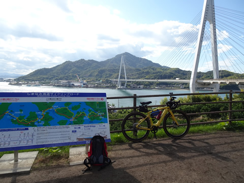 生名橋をバックに