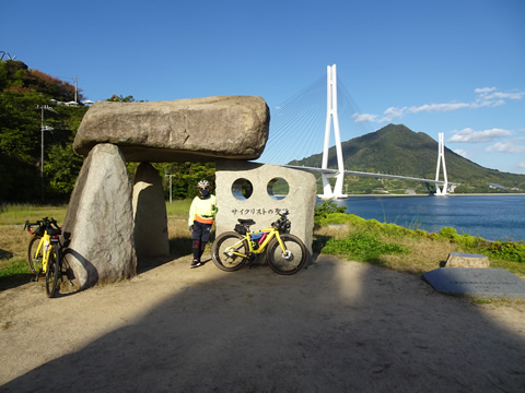 多々羅大橋をバックに