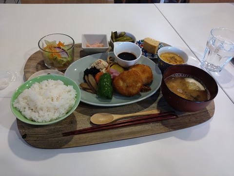アゲハ食堂で昼食