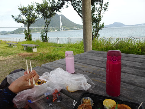 多々羅しまなみ公園で昼食の弁当