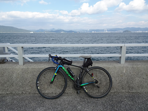 粭島堤防から市内を望む