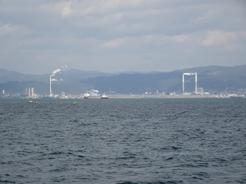 工場の煙突の煙が真横になってました