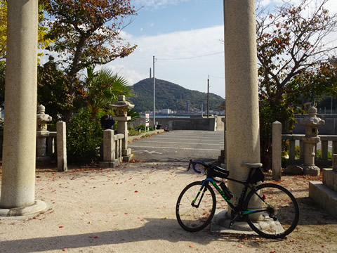 貴船神社から山の煙突をバックに