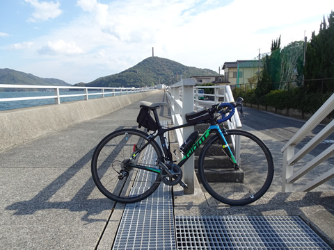 堤防からも山の煙突をバックに