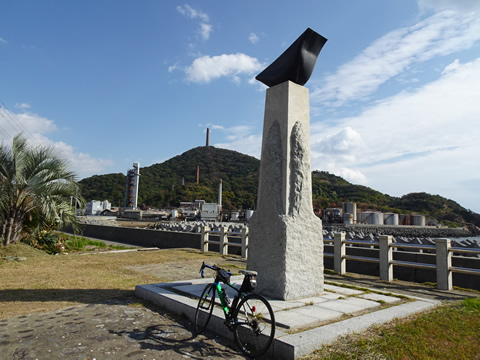 ふくのモニュメントの横で