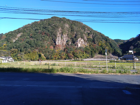 トイレ休憩の前の山です