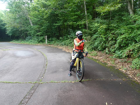 昨夜の雨でコースはまだ濡れてます