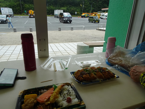 帰りに吉和SAの休憩所で昼食でした