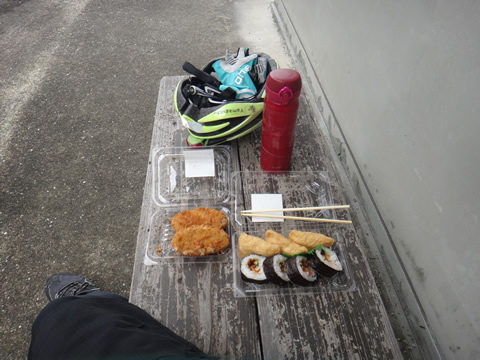 ベンチで昼食でした