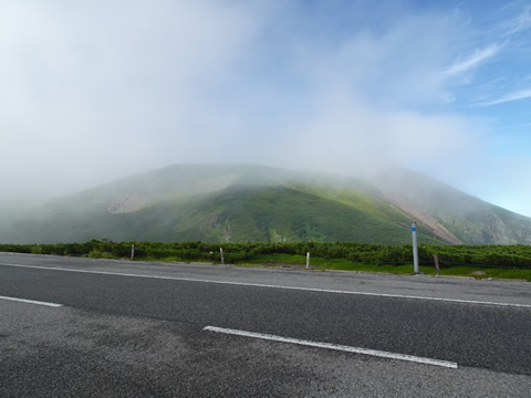 残念ながら頂上は雲が掛かってました