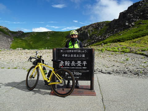 畳平で記念撮影（2,702ｍ）