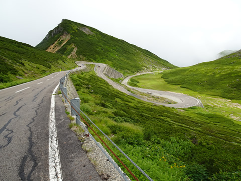 下りの九十九折の道