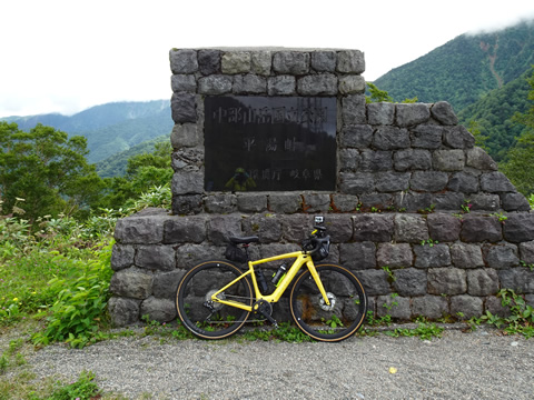 平湯峠の碑の前で