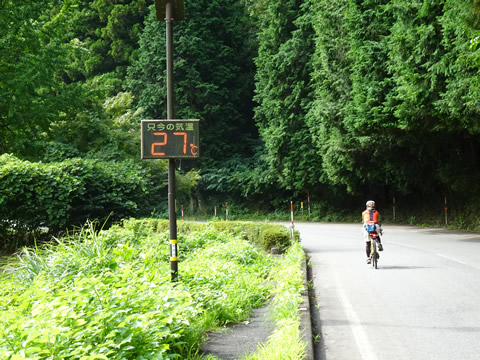 水源公園の手前の温度計