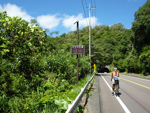 トンネルの手前の温度計