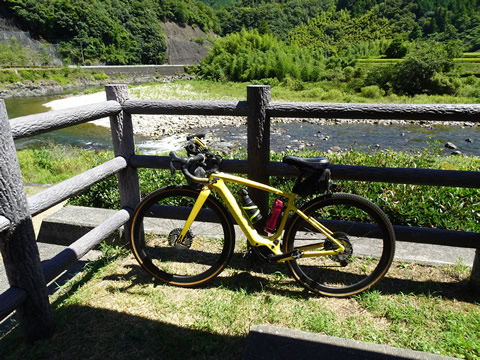 道の駅かきのきむらの東屋で小休止