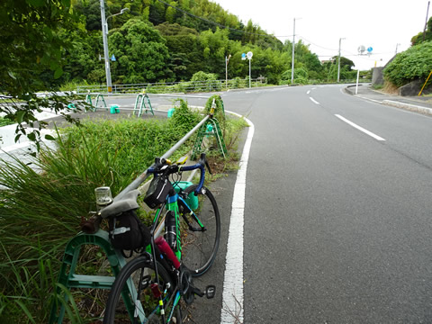 途中の木陰で雨宿り