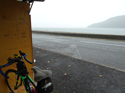 バス停の待合所で雨宿り