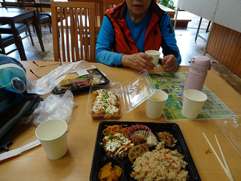 道の駅の休憩所で昼食
