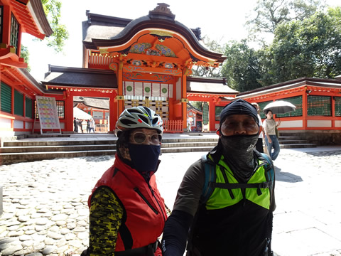 本宮に入る門の前