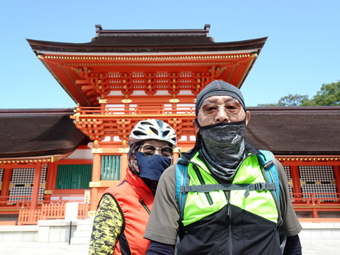 本宮の前で