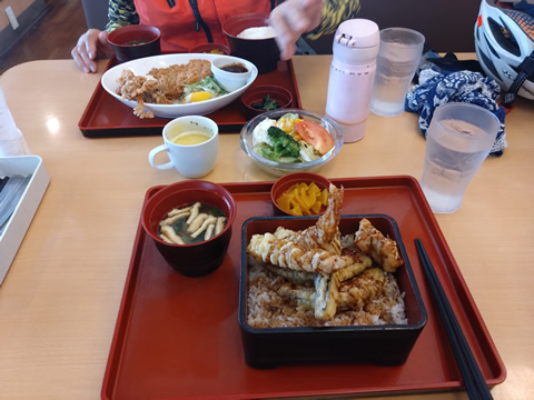 ジョイフルで遅い昼食