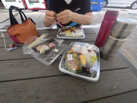 外のテーブルで弁当の昼食