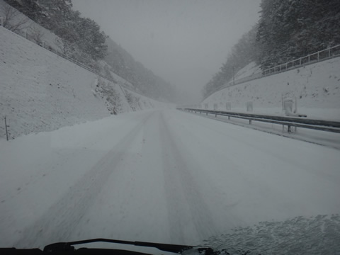 行く時の中国道は積雪有りました