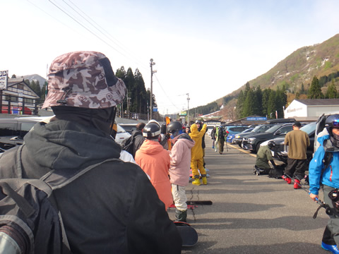 ロープウエイ待ちでの長い行列