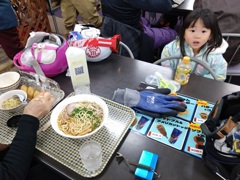 レストランでMさん親子と昼食でした