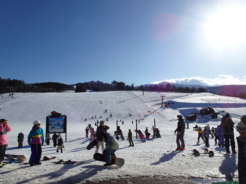 正面のゲレンデ・人が多いです
