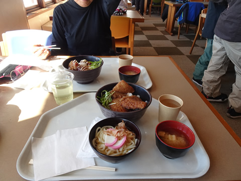 スキー場のレストランで昼食