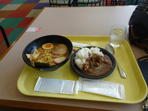 レストランで昼食