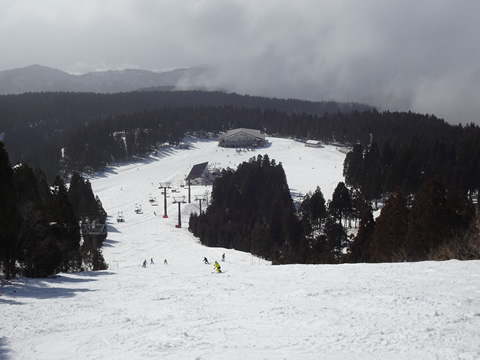 右側のゲレンデの途中からレストランが良く見えました