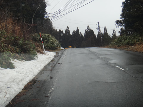 内黒峠はの頂上道に雪はありません