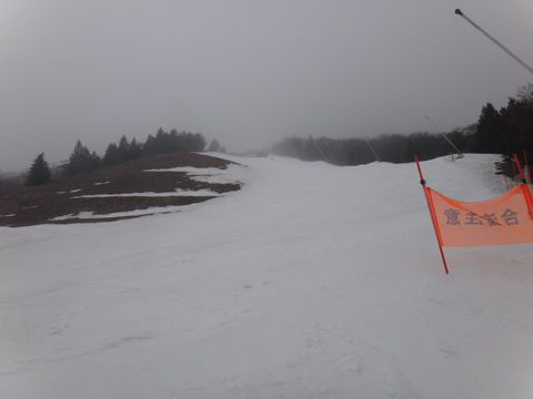 立山トップの中央は雪あります