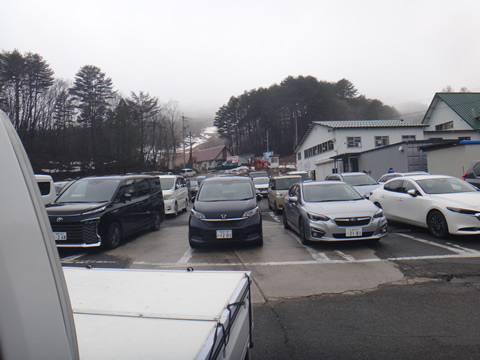 昼までに上の駐車場は一杯でした