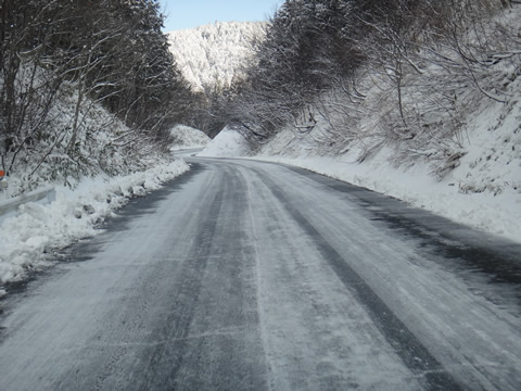 内黒峠の道は積雪有り