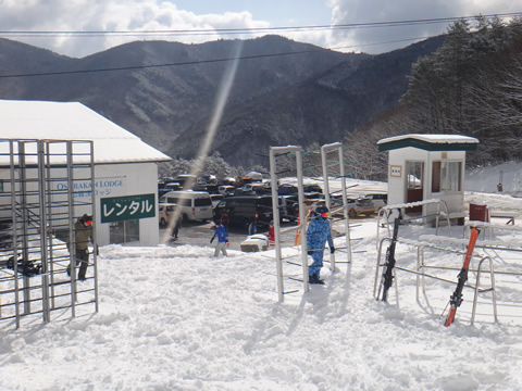 駐車場はゆったり停めてます