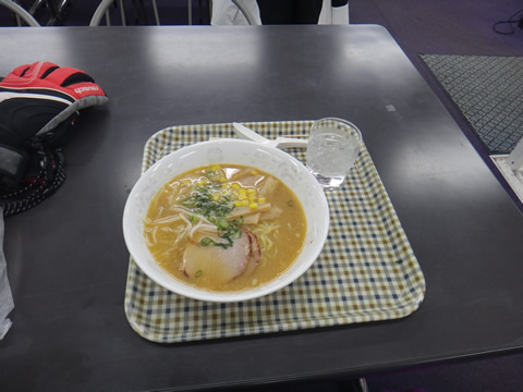 今日の昼食は味噌ラーメンでした