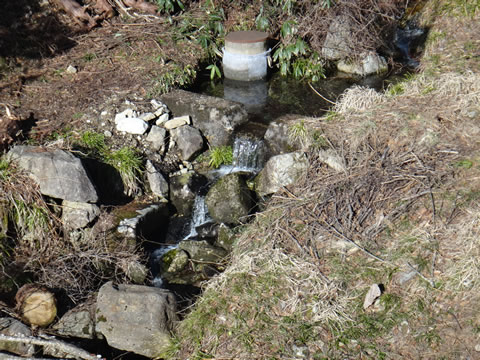 雪解け水が流れてます